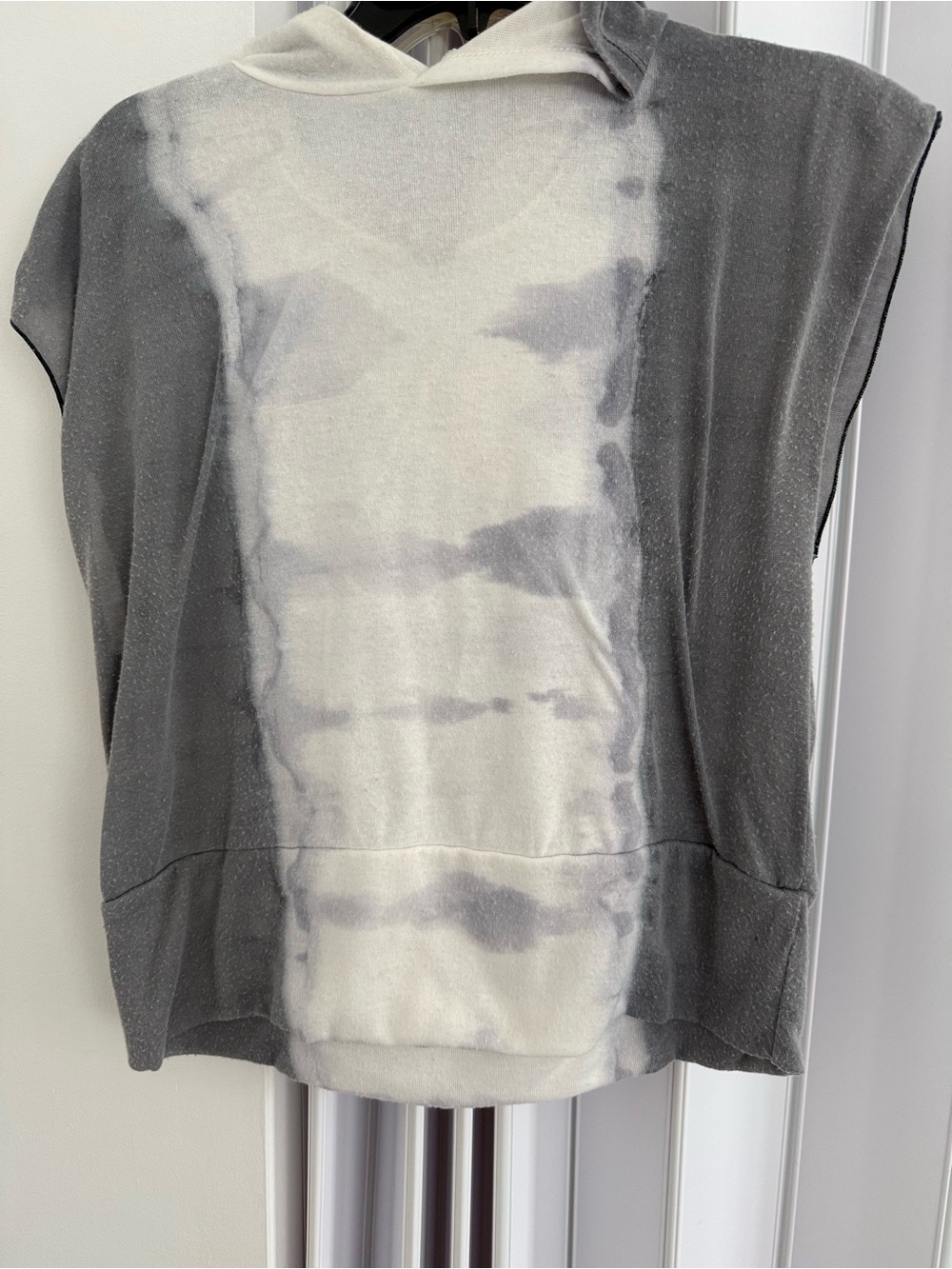 Go Couture Gray & Ivory Tie-Dye Hooded Sleeveless Pullover